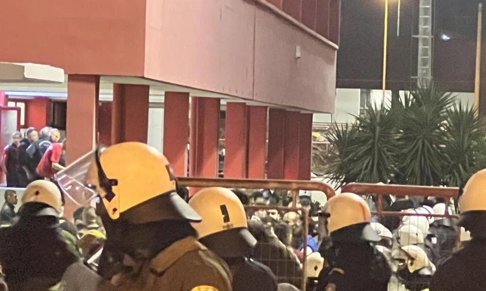 Μετά από τιτάνια μάχη των γιατρών σταθεροποιήθηκε η υγεία του άνδρα των ΜΑΤ που χτυπήθηκε στου Ρέντη- Πάνω από 200 προσαγωγές